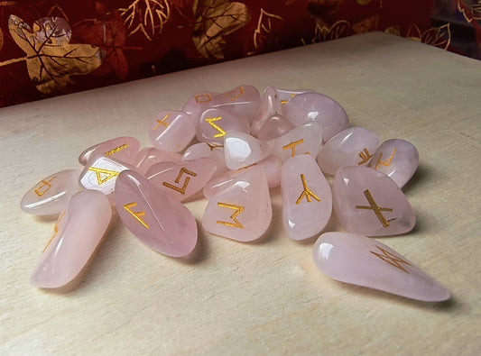 Set de Runas de Cuarzo Rosa